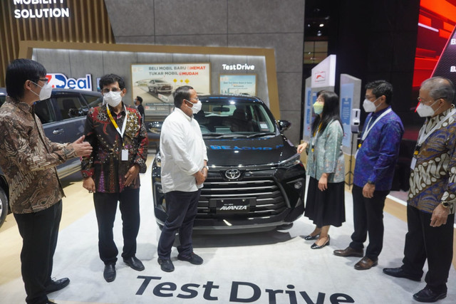 Dirjen ILMATE Kemenperin Taufik Bawazier dan Dirjen Hubdat Kemenhub Budi Setiyadi bersama Wakil Presiden Direktur PT Toyota-Astra Motor (TAM) Henry Tanoto, Direktur TAM Anton Jimmi Suwandy dan Suranywaty Tjandrasa, di Jakarta Auto Week (JAW) 2022. Foto: dok. TAM