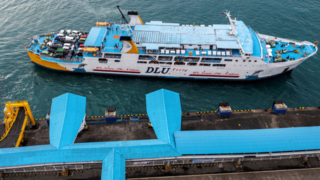 KMP Kumala bersiap bersandar di dermaga satu Pelabuhan Bakauheni, Lampung Selatan, Lampung, Sabtu (30/4/2022). Foto: Nova Wahyudi/Antara Foto