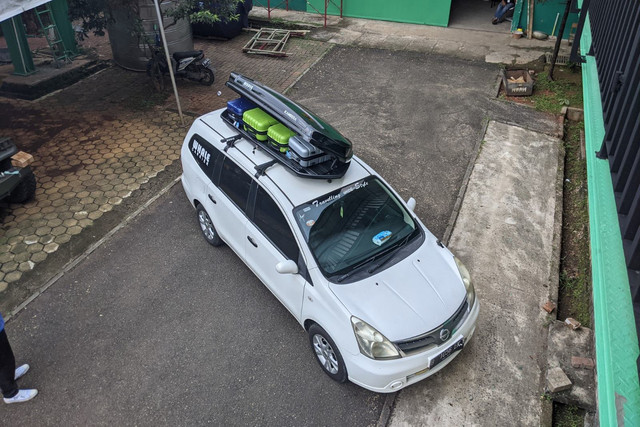 Contoh pengaplikasian roofbox dan roofrail pada mobil. Foto: Sena Pratama/kumparan