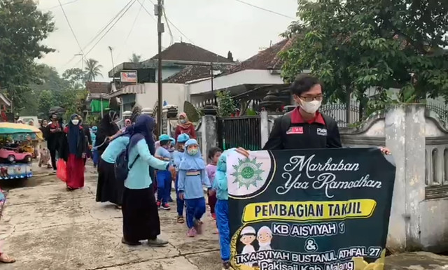 PMM UMM Gelombang 3 Kelompok 64 memandu peserta didik menuju jalan raya