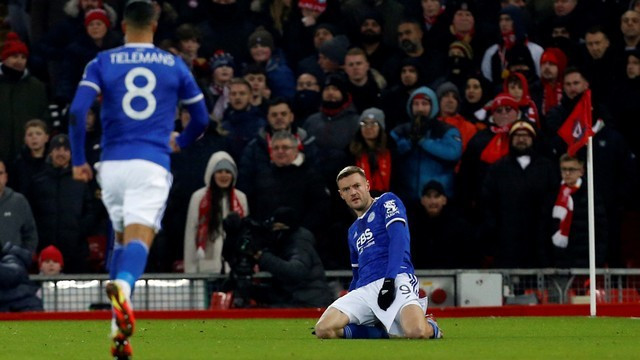 Selebrasi pemain Leicester City Jamie Vardy usai mencetak gol ke gawang Liverpool pada pertandingan perempat final Piala Liga Inggris di Anfield, Liverpool, Inggris. Foto: Craig Brough/REUTERS