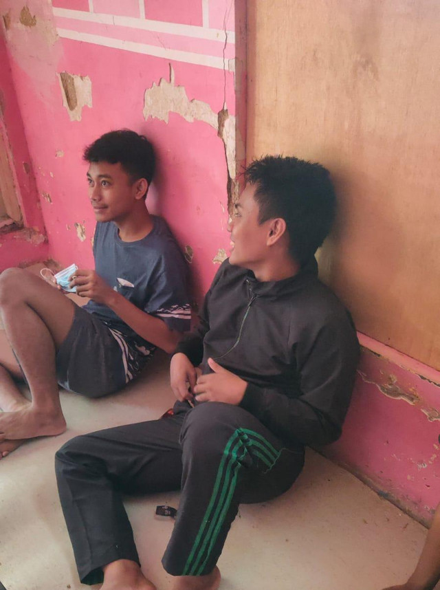 Terlihat dua remaja tidak mematuhi protokol kesehatan di tempat umum. Sumber (foto pribadi)