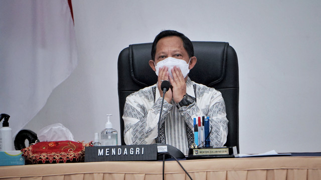 Menteri Dalam Negeri Tito Karnavian gelar konferensi pers dan pemberian arahan mengenai hasil Sero Survei Nasional dan Percepatan Vaksinasi bagi Lansia kepada Gubernur seluruh Indonesia di Gedung C Kemendagri, Jakarta, Jumat (18/3/2022). Foto: Jamal Ramadhan/kumparan