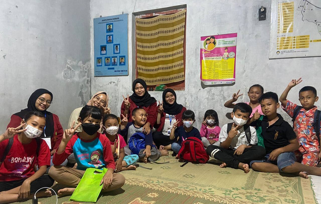 Dokumentasi bersama murid-murid Bimbingan Belajar (BimBel) di Pedukuhan Gegerbajing