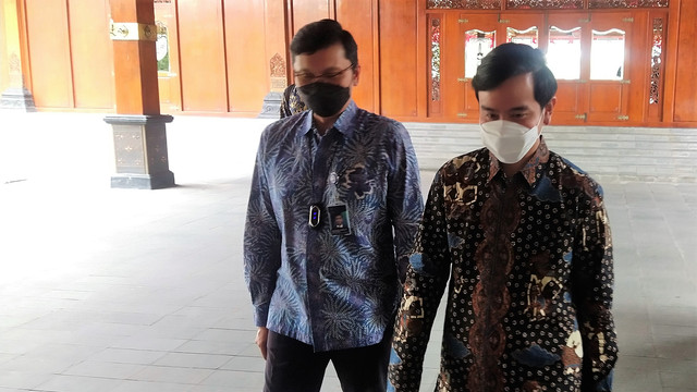 Wali Kota Solo Gibran Rakabuming Raka dan Dirjen Perundingan Perdagangan Internasional Kemendag, Djatmiko Bris Witjaksono, di Balai Kota Solo, Jumat (25/02/2022). FOTO: Tara Wahyu