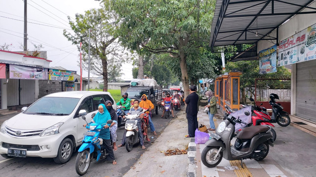 Bagi-bagi takjil oleh Kelompok 148 (https://www.instagram.com/kknt148upnvjt/)