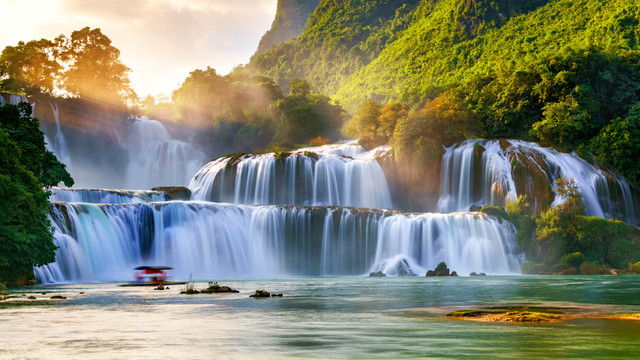 Pemandangan air terjun "Ban Gioc", Cao Bang, Vietnam. Foto: Nguyen Quang Ngoc Tonkin/Shutterstock