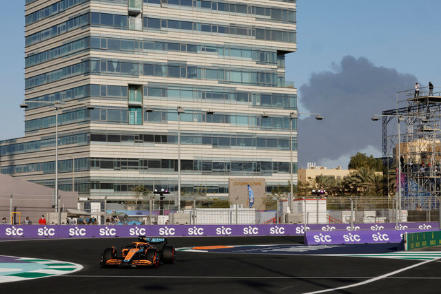 Asap mengepul dari fasilitas penyimpanan minyak Saudi Aramco saat latihan Formula 1 GP Arab Saudi di Sirkuit Corniche Jeddah, Jeddah, Arab Saudi. Foto: Hamad I Mohammed/REUTERS