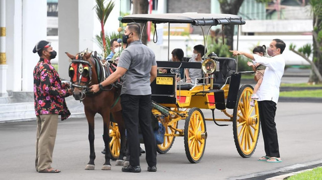 Presiden Joko Widodo bermain bersama cucu-cucunya di halaman Istana Kepresidenan Yogyakarta, Selasa, 3 Mei 2022. Foto: Lukas/Biro Pers Sekretariat Presiden