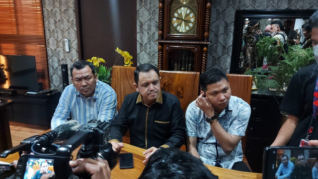 Kuasa hukum Ade Armando, Aulia Fahmi (tengah). Foto: Dok. Istimewa