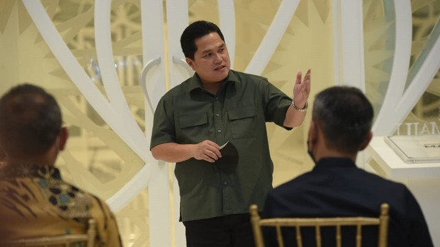 Menteri BUMN Erick Thohir saat menggelar video mapping di Masjid At-Thohir, Kecamatan Tapos, Kota Depok. Kamis (10/3).  Foto: Dok Kemen BUMN