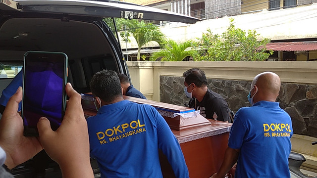 Penjempuatan jenazah bidan Sweetha dan anaknya di RS Bhayangkara Semarang, Selasa (22/3/2022). Foto: Intan Alliva Khansa/kumparan