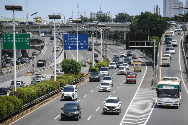 Sejumlah kendaraan melintas di Jalan Tol Dalam Kota, Jakarta, Sabtu (26/2/2022). Foto: Hafidz Mubarak A/ANTARA FOTO
