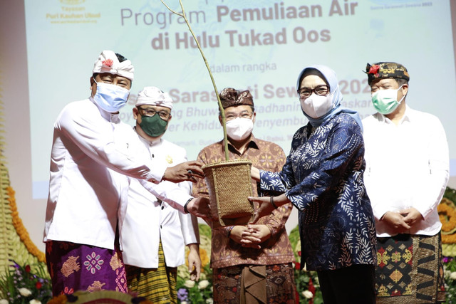 PT Pupuk Indonesia (Persero) bersama Yayasan Puri Kauhan Ubud gelar kegiatan konservasi lingkungan dan pemuliaan air melalui Sastra Saraswati Sewana 2022. Foto: Dok. PT Pupuk Indonesia (Persero) 