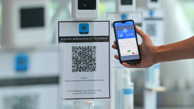 Ilustrasi scan QR Code dengan aplikasi MySejahtera. Foto: zmpixes/Shutterstock