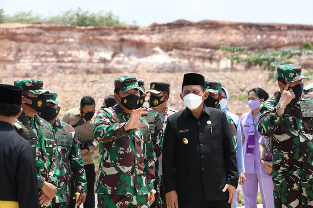 Panglima TNI Marsekal TNI Hadi Tjahjanto (tengah), bersama Gubernur Kepri (kanan) meninjau lokasi pembangunan markas Kogabwilhan di Tanjungpinang. Foto: Istimewa