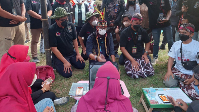 Menteri Pariwisata dan Ekonomi Kreatif (Menparekraf), Sandiaga Uno, saat berkunjung ke Desa Wisata Tinalah, Kulon Progo. Foto: istimewa. 