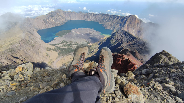 Sepatu menjadi salah satu perlengkapan wajib yang harus dikenakan untuk mendaki gunung, trekking, hiking dan trail running. Tentunya harus aman, nyaman dan dapat memberi perlindungan yang baik dan tepat pada kaki. Foto: Harley Sastha 