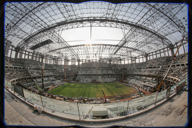 Suasana pembangunan Jakarta International Stadium (JIS) di Tanjung Priok, Jakarta, Selasa (12/10/2021). Foto: Dhemas Reviyanto/Antara Foto