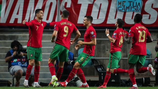 Pemain depan Portugal Cristiano Ronaldo (kiri) melakukan selebrasi saat melawan Luksemburg pada kualifikasi Piala Dunia di Estadio Algarve di Loule,Faro, Portugal. Foto: Carlos Costa/AFP