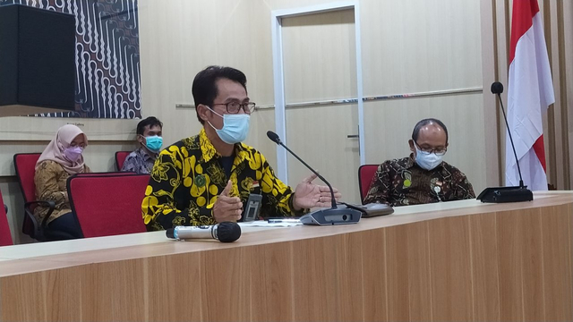 Asisten Perekonomian dan Pembangunan Setda Kota Yogyakarta, Kadri Renggono dan Kepala Dinas Perindustrian, Koperasi, dan UKM Kota Yogyakarta, Tri Karyadi Riyanto Raharjo, saat memberikan keterangan pada awak media. Foto: Eva/Tugu Jogja