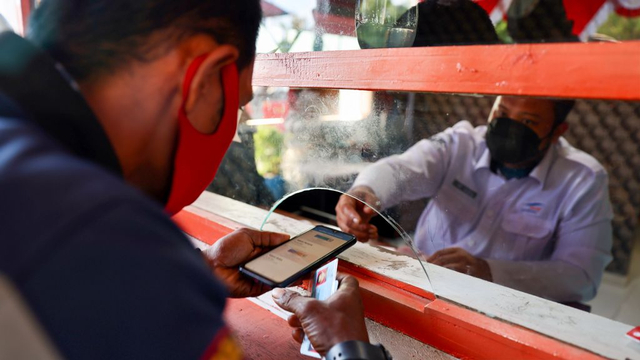 Warga menunjukkan bukti telah divaksin saat membeli tiket kapal ke Sabang. Foto: Suparta/acehkini  