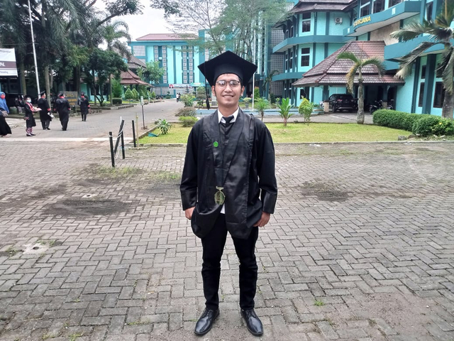 Muhamad Ikhwan A. A sekarang aktif sebagai Manajer Program Al Wasath Institute