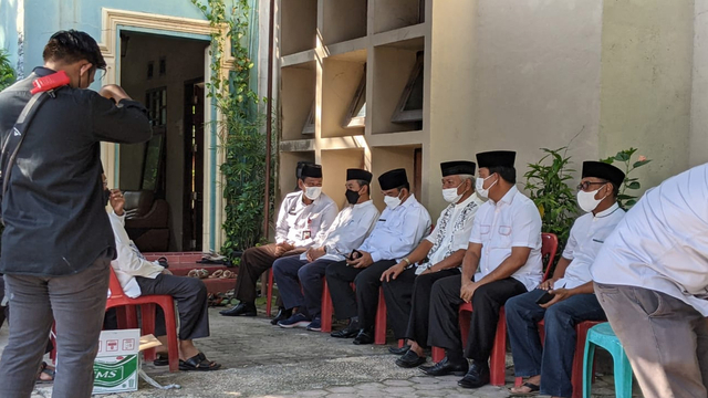 GUBERNUR Riau, Syamsuar dan Wakil Gubernur Riau, Edy Natar Nasution, saat takziah ke rumah duka, Ketua Umum Majelis Kerapatan Adat Lembaga Adat Melayu Riau (MKA LAMR), Al Azhar, Rabu (13/10/2021). 