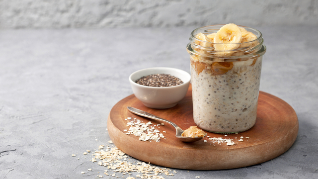 Ilustrasi overnight oatmeal. Foto: Shutter Stock