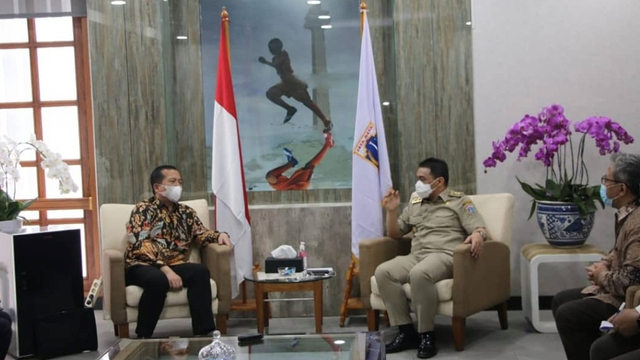 Wagub DKI Jakarta Ahmad Riza Patria (kanan) menerima Dubes RI untuk Turki Lalu Muhammad Iqbal pada 29 April 2021. Foto: Twitter/@ArizaPatria