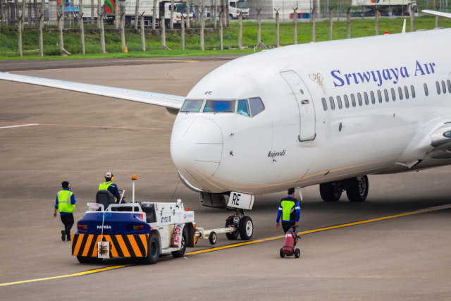 Ilustrasi pesawat Sriwijaya Air di landasan pacu. Foto: Shutterstock