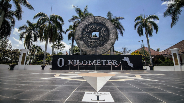 Tugu titik nol kilometer Pulau Bangka, di Kepulauan Bangka Belitung.
Foto: Jamal Ramadhan/kumparan