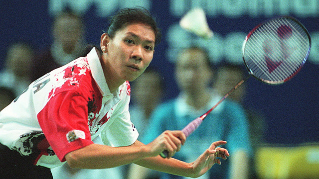 Susi Susanti saat bertanding di Piala Uber 1996. Foto: PETER PARKS / AFP