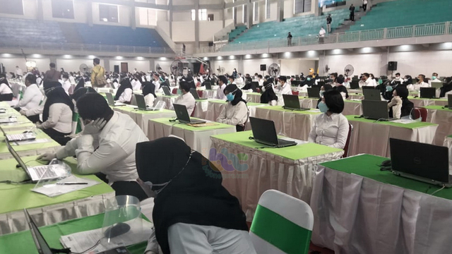 Pelaksanaa Seleksi Kompetensi Dasar (SKD) CPNS dan Calon PPPK di lingkungan Pemkab Bojonegoro tahun 2021, di GOR Dabonsia, di Desa Ngumpakdalem, Kecamatan Dander, Bojonegoro. (foto: Dan/beritabojonegoro)