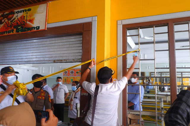 Pelepasan segel Bakso Sony di Jalan Wolter Monginsidi Bandar Lampung, Rabu (13/10) | Foto : Sidik Aryono/ Lampung Geh