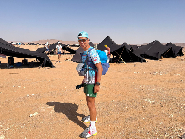 Omar Agoes, Orang Indonesia pertama yang mengikuti dan menyelesaikan lomba Ultramarathon (Marathon des Sables 2021) lebih dari 250 km di Gurun Sahara, Maroko. Foto: Dok Pribadi Omar Agoes