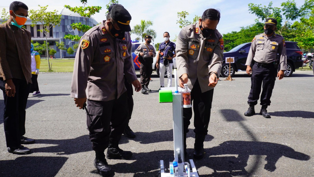 Kapolres  Bojonegoro AKBP EG Pandia, saat meninjau pelaksanaan Seleksi Kompetensi Dasar (SKD) CPNS dan Calon PPPK, di GOR Dabonsia, Bojonegoro. Rabu (13/10/2021). (foto: Dok Istimewa)