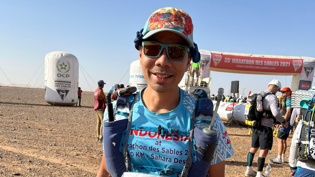 Omar Agoes, Orang Indonesia pertama yang mengikuti dan menyelesaikan lomba Ultramarathon (Marathon des Sables 2021) lebih dari 250 km di Gurun Sahara, Maroko. Foto: Dok Pribadi Omar Agoes