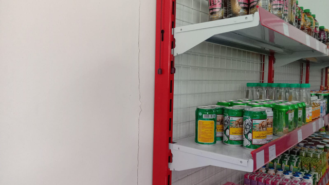 Kondisi tembok di minimarket di Gunungkidul yang retak usai kena gempa. Foto: Erfanto/Tugu Jogja