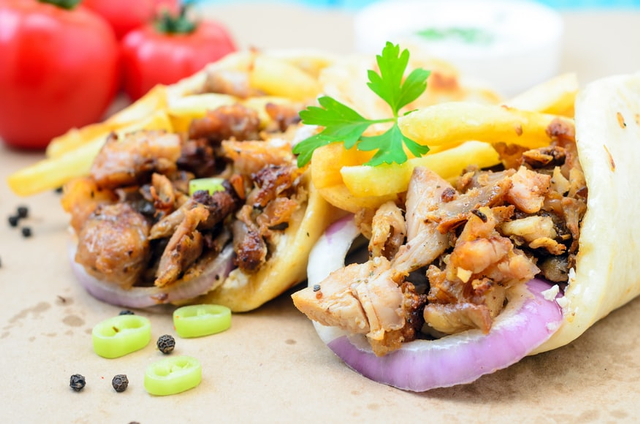 Kebab adalah makanan yang berasal dari Timur Tengah. Foto: Unsplash
