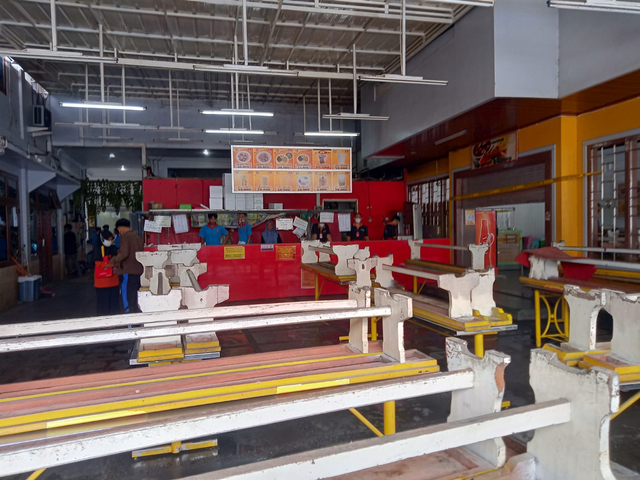 Persiapan gerai Bakso Sony di Jalan Wolter Monginsidi jelang pembukaan segel oleh TP4D, Rabu (13/10) | Foto : Sidik Aryono/ Lampung Geh