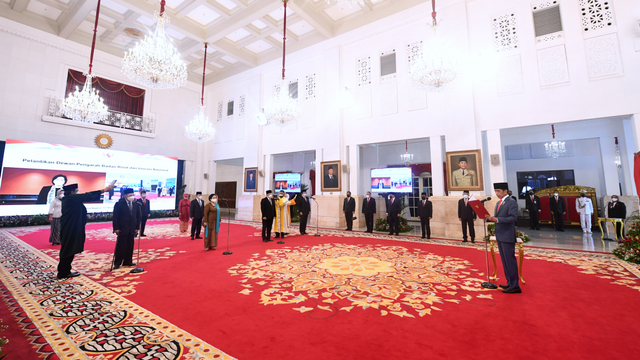 Presiden Joko Widodo melantik Dewan Pengarah Badan Riset dan Inovasi Nasional (BRIN), di Istana Negara, Jakarta, Rabu (13/10). Foto: Lukas/Biro Pers Sekretariat Presiden