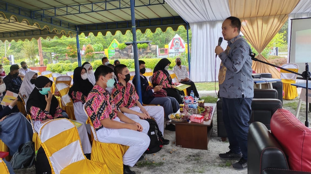 Ketua Komisi A DPRD Kotawaringin Barat, Rizky Aditya Putra saat memberikan sambutan kepada para siwa SMA Negeri 1 Kotawaringin Lama. Foto: IST/Lukman Hakim