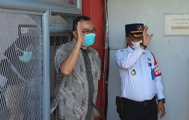 Saiful Mahdi saat keluar dari Lapas Lambaro, Aceh Besar. Foto: Habil Razali/acehkini 
