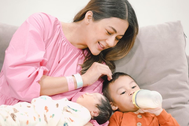 Paula Verhoeven dan kedua anaknya. Foto: nafas pertama via Instagram/@paula_verhoeven