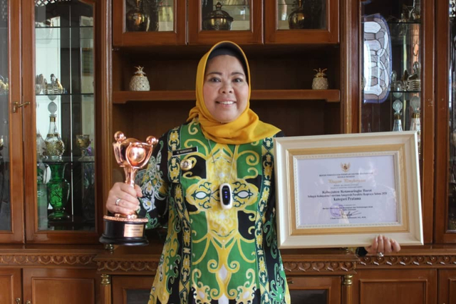 Bupati Kotawaringin Barat, Nurhidayah saat menerima penghargaan dari Kementrian PPPA Kobar. Foto: IST/InfoPBUN