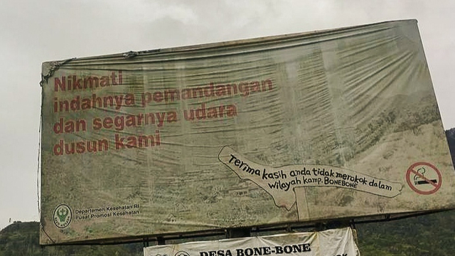 Poster saat memasuki Desa Bone-Bone (Foto: Rifky Nur Ihsan)