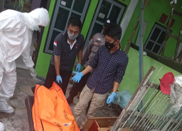 Petugas kepolisian saat melakukan evakuasi terhadap mayat Kakek Juhriansyah. Foto: IST/InfoPBUN