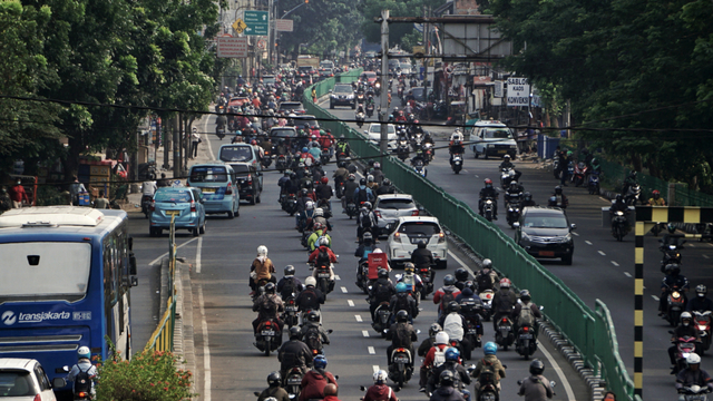 Sejumlah kendaraan melintas di dekat Stasiun Pasar Minggu, Jakarta Selatan, Kamis (14/10). Foto: Jamal Ramadhan/kumparan