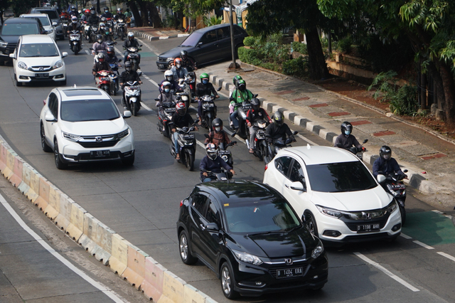 Sejumlah kendaraan melintas di kawasan Warung Buncit Raya, Jakarta Selatan, Kamis (14/10). Foto: Jamal Ramadhan/kumparan
